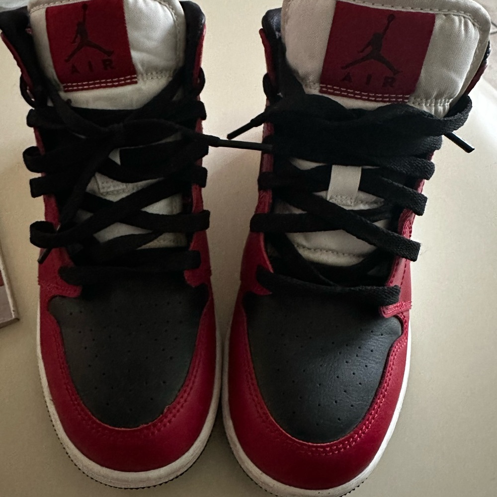 Air Jordan 1 Mid 'Chicago Black Toe'